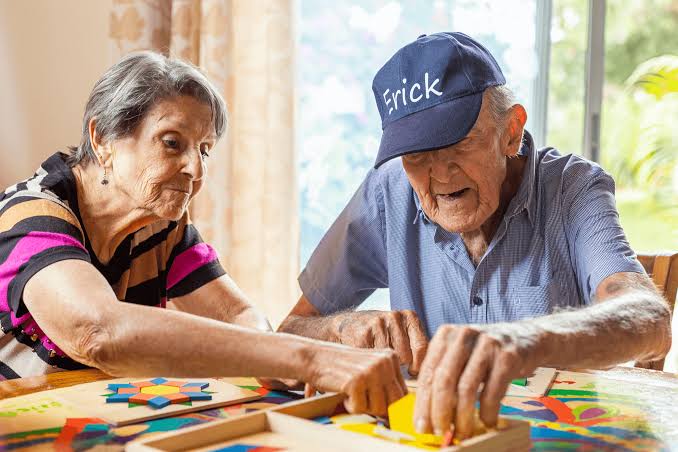 Estimulación cognitiva en el cuidado del adulto mayor
