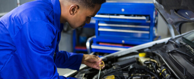 mecánico examinando vehículo de motor