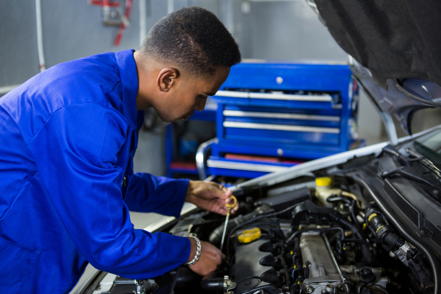 mecánico examinando vehículo de motor